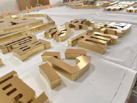 得荣拉丝不锈钢字的特点。