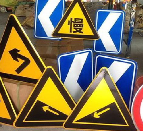 得荣标识标牌中颜色的确定是很重要的。